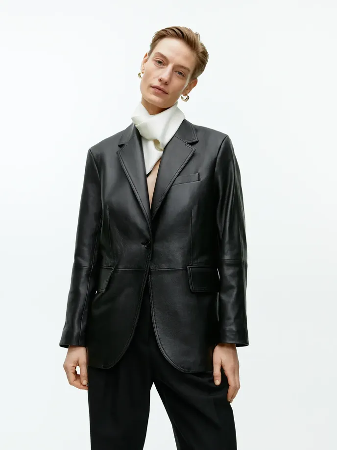 Kožené sako, Arket, 359 eur, arket.com Kožené sako, Arket, 359 eur, arket.com