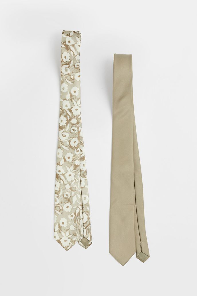 Saténové kravaty, H&M, 499 Kč, hm.com