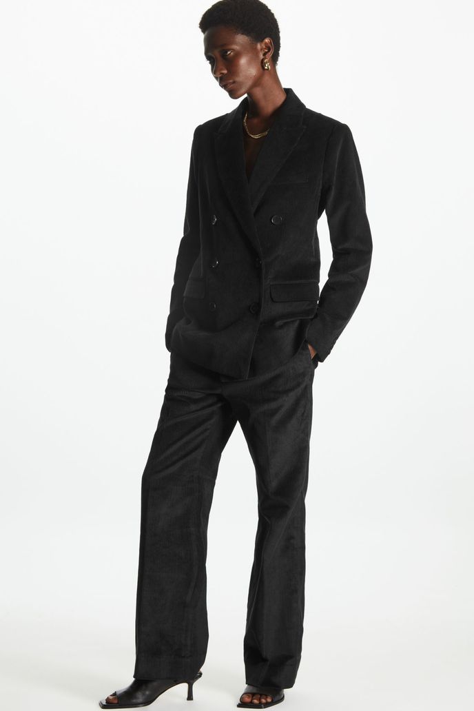 Manšestrový oblek – sako, 150 eur, kalhoty, 99 eur, COS, cos.com / Zdroj: Archiv firem