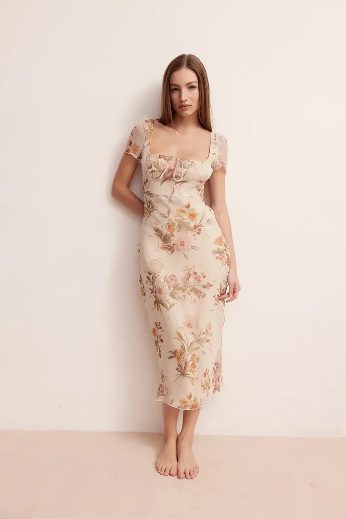 Midi šaty, Pujka, 290 eur, pujka.com Midi šaty, Pujka, 290 eur, pujka.com