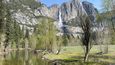 Yosemitské údolí a pohled na nejvyšší vodopád Yosemite Falls.