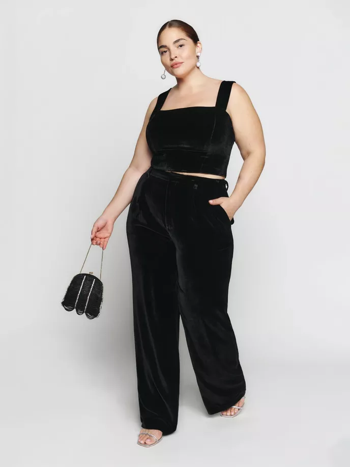 Sametový co-ord set, Reformation, 4400 Kč a 6800 Kč, thereformation.com