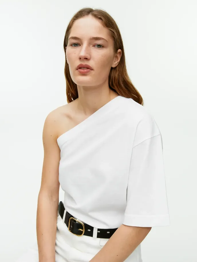 Top na jedno rameno, Arket, 25 eur, arket.com Top na jedno rameno, Arket, 25 eur, arket.com