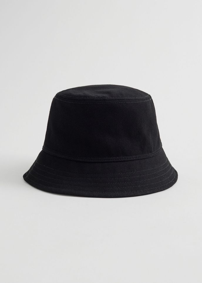 Bucket hat, & Other Stories, 29 eur, stories.com / Zdroj: Archiv firem