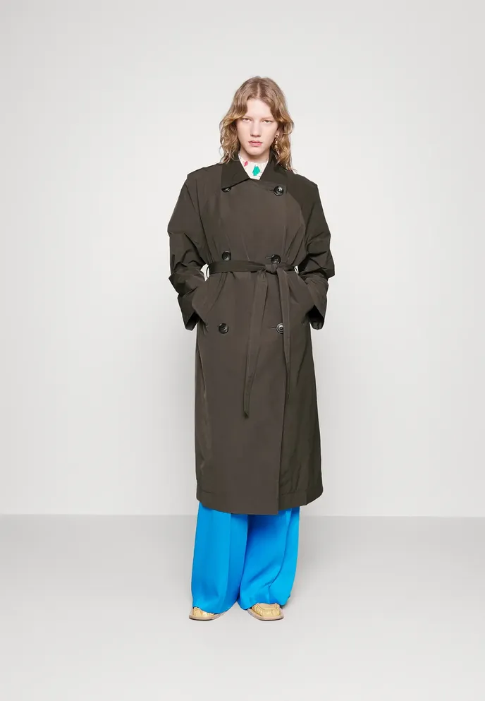 Z polyesteru a bavlny, Libertine-Libertine, 9600 Kč, zalando.cz / Zdroj: Archiv firem Z polyesteru a bavlny, Libertine-Libertine, 9600 Kč, zalando.cz / Zdroj: Archiv firem
