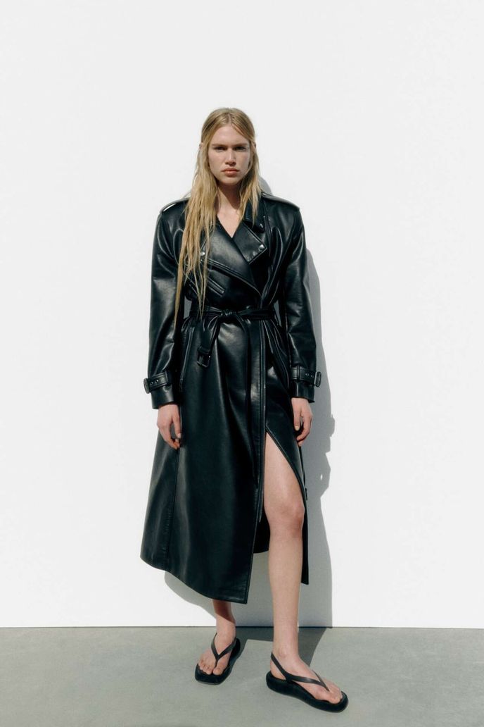 Z umělé kůže, Zara, 2299 Kč, zara.com / Zdroj: Archiv firem Z umělé kůže, Zara, 2299 Kč, zara.com / Zdroj: Archiv firem
