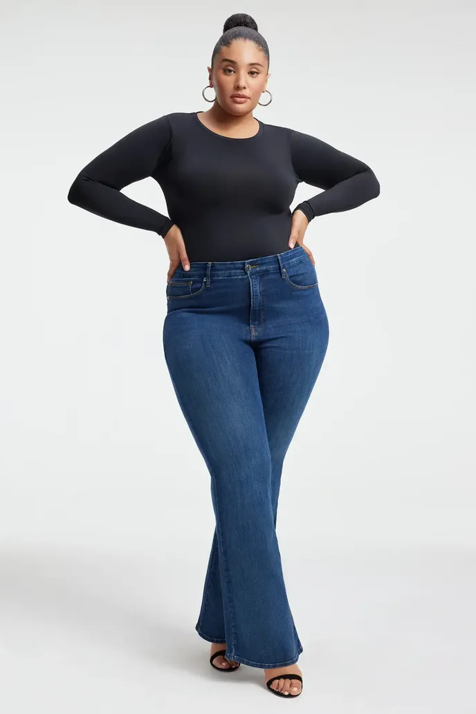 Zvonové džíny, Good American, 2420 Kč, goodamerican.com Zvonové džíny, Good American, 2420 Kč, goodamerican.com