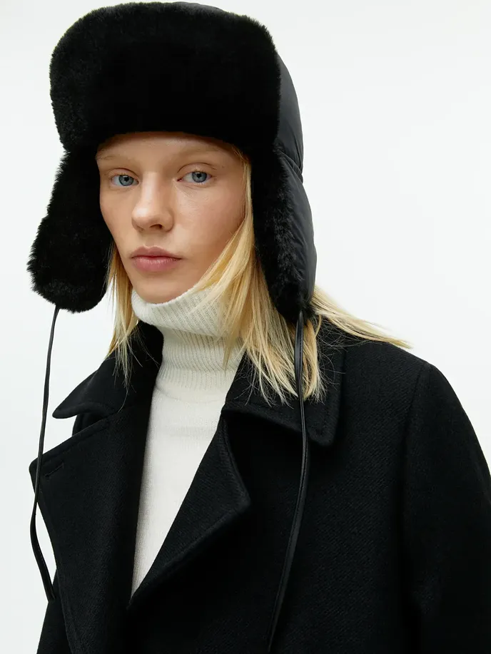 Ušanka, Arket, 69 eur, arket.com Ušanka, Arket, 69 eur, arket.com