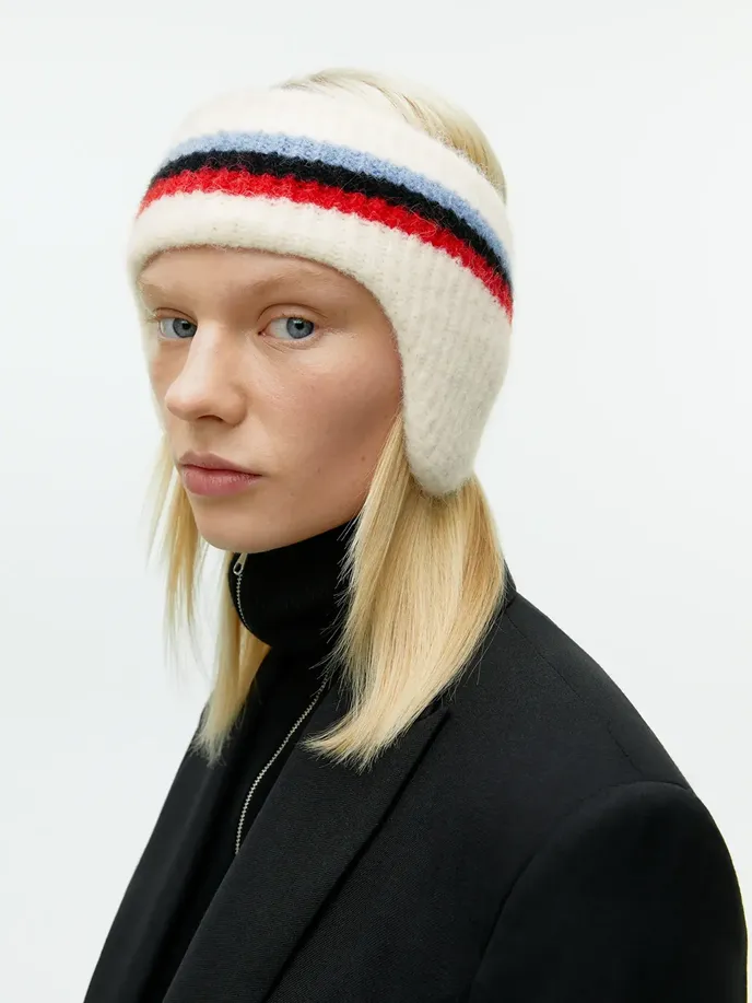 Čelenka, Arket, 29 eur, arket.com Čelenka, Arket, 29 eur, arket.com