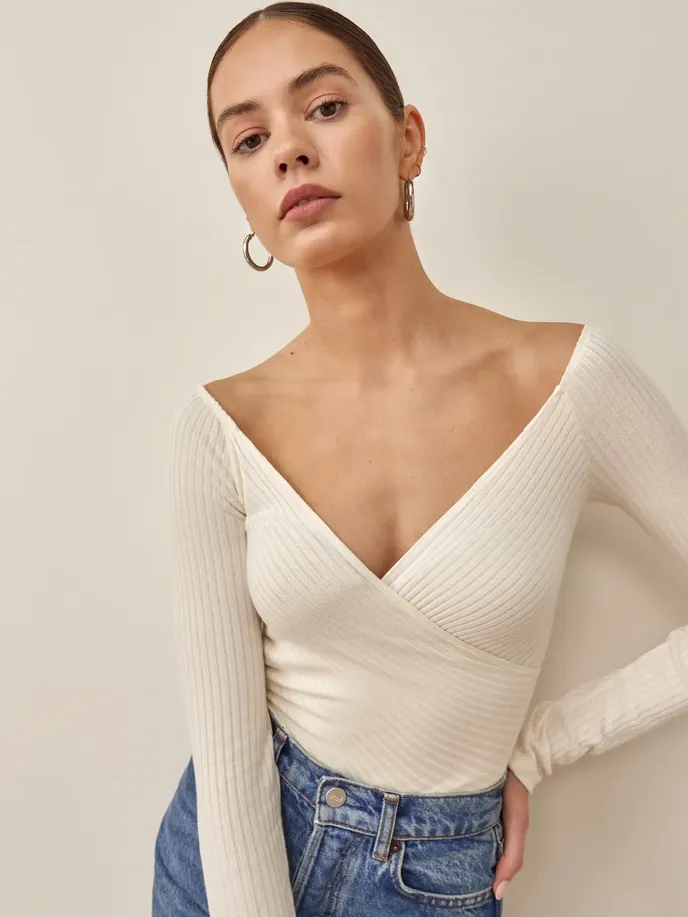 Top, Reformation, 2450 Kč, thereformation.com Top, Reformation, 2450 Kč, thereformation.com