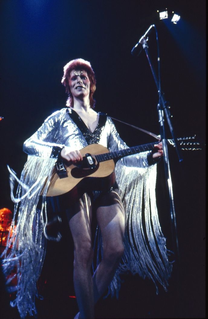 David Bowie coby Ziggy Stardust během turné v roce 1973.