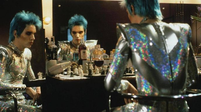 Film Sametová extáze volně vypráví příběh odkazující k éře Ziggyho Stardusta.