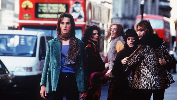Ve glam rockovém snímku Sametová extáze z roku 1998 si po boku herce Christana Balea (zcela vlevo) zahráli také dva členi rockové kapely Placebo: Brian Molko (druhý zprava) a Steve Hewitt (druhý zleva).