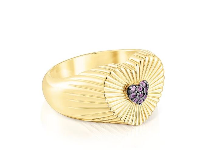 Pečetní prsten se srdcem z pozlaceného stříbra s rhodolitem, TOUS, 3449 Kč, tous.com