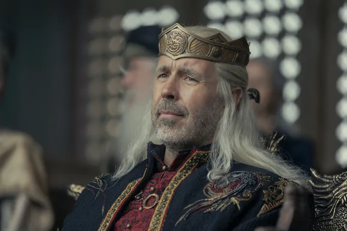 Paddy Considine jako král Viserys I. Targaryen. Paddy Considine jako král Viserys I. Targaryen.