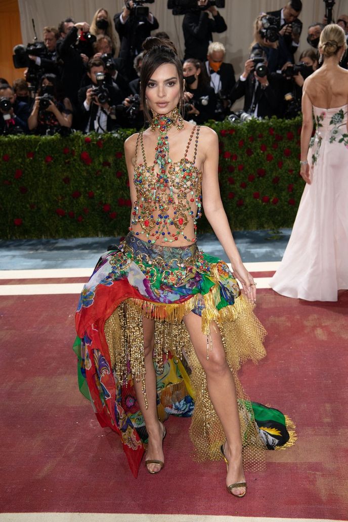 Emily Ratajkowski ve Versace na Met Gala.