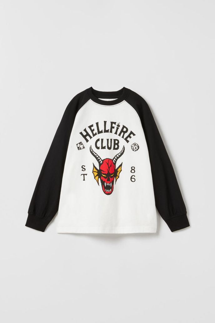 Tričko s motivem Hellfire Club (Stranger Things), Zara, 399 Kč, zara.com Tričko s motivem Hellfire Club (Stranger Things), Zara, 399 Kč, zara.com