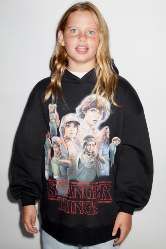 Mikina Stranger Things, Zara, 599 Kč, zara.com Mikina Stranger Things, Zara, 599 Kč, zara.com