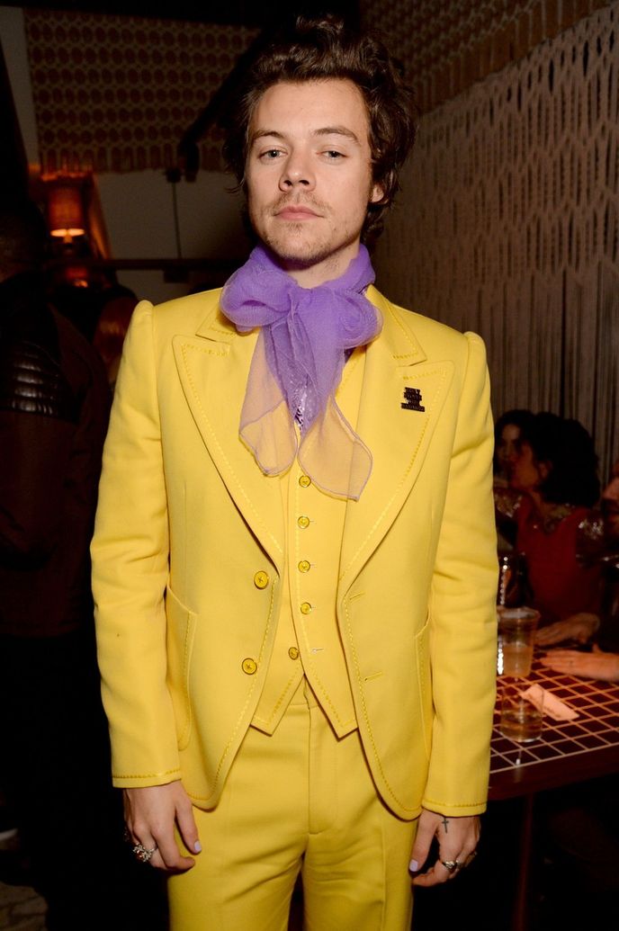 Žlutý oblek od Marca Jacobse v kombinaci s fialovou halenkou, jež Styles vynesl na předávání cen Brit Awards v roce 2020, patří mezi jeho nejikoničtější outfity.