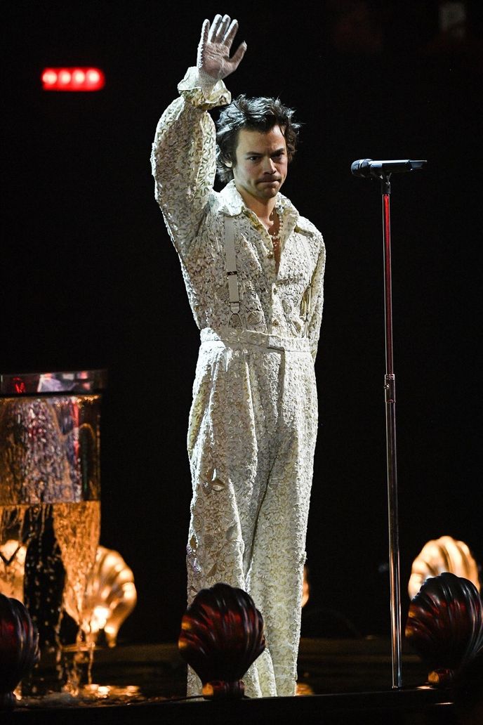 Harry v jednom ze svých koncertních kompletů v roce 2020.