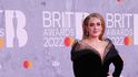 Adele v Armani Privé na Brit Awards 2022.