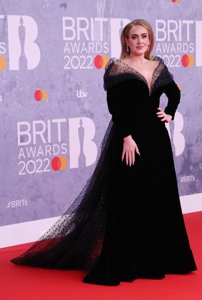 Adele v Armani Privé na Brit Awards 2022.