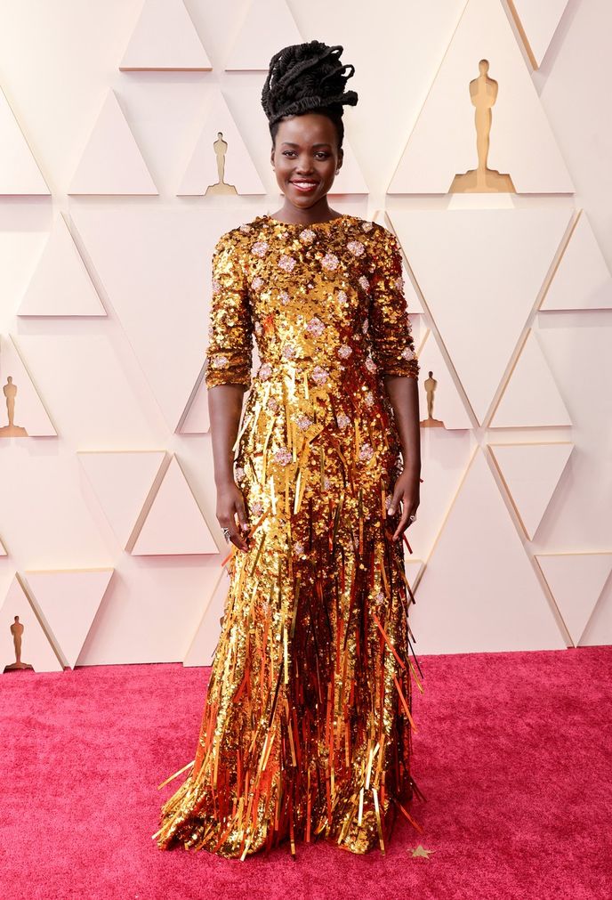 Lupita Nyong'o v Prada na Oscarech.