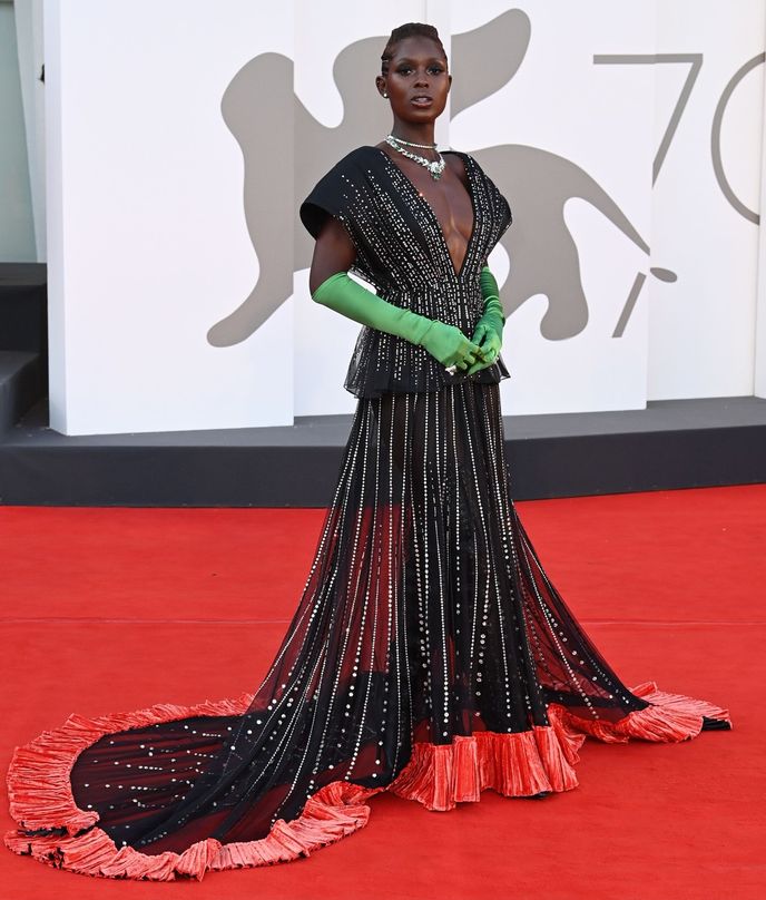 Jodie Turner-Smith v Gucci na na Filmovém festivalu v Benátkách.