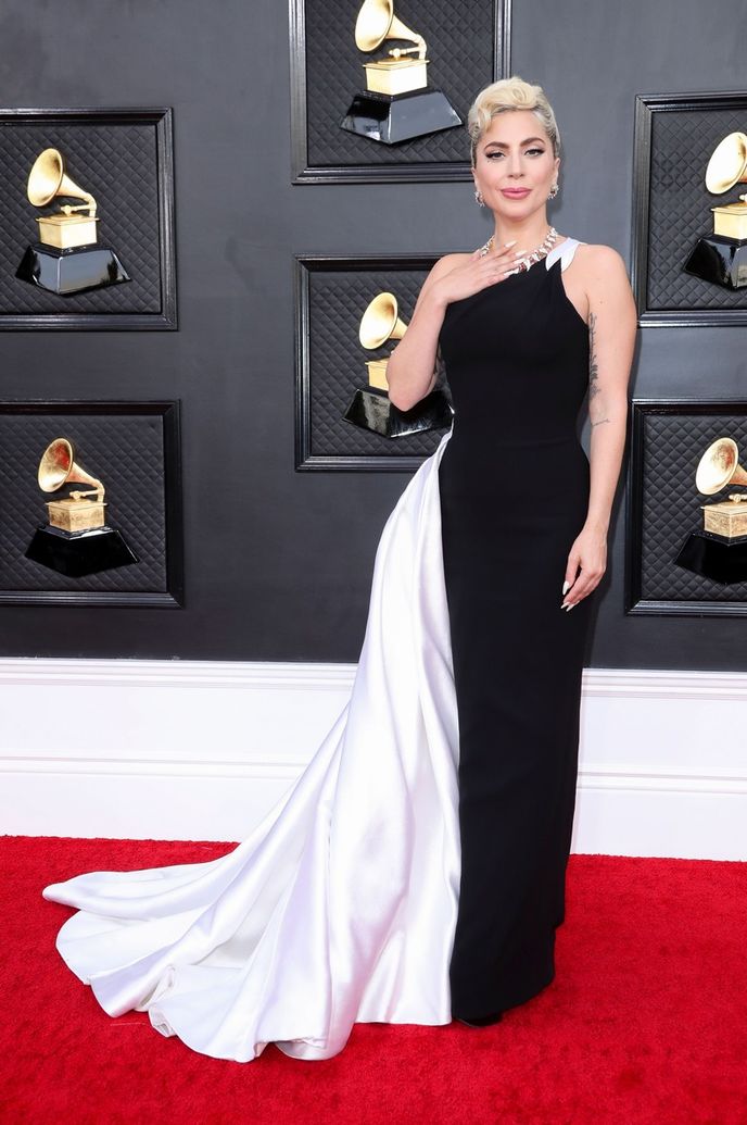 Lady Gaga v Armani Privé na předávání hudebních cen Grammy.