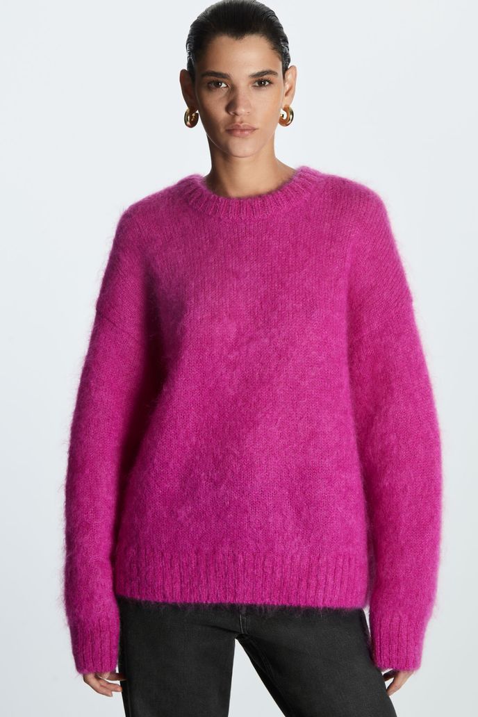 Mohérový svetr, COS, 135 eur, cos.com