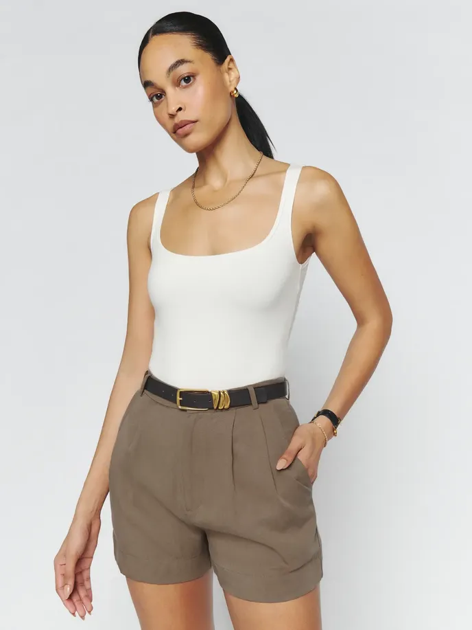 Šortky, Reformation, 3900 Kč, thereformation.com Šortky, Reformation, 3900 Kč, thereformation.com