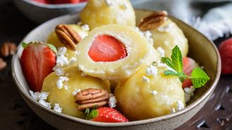 Tradiční tvarohové knedlíky s jahodami: Sladký oběd, který si zamilujete