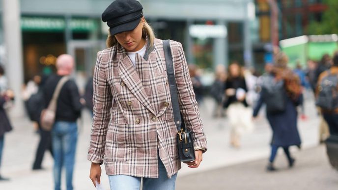 Jak nosit dámské sako: Vypadá skvěle s džínami i sukní!
