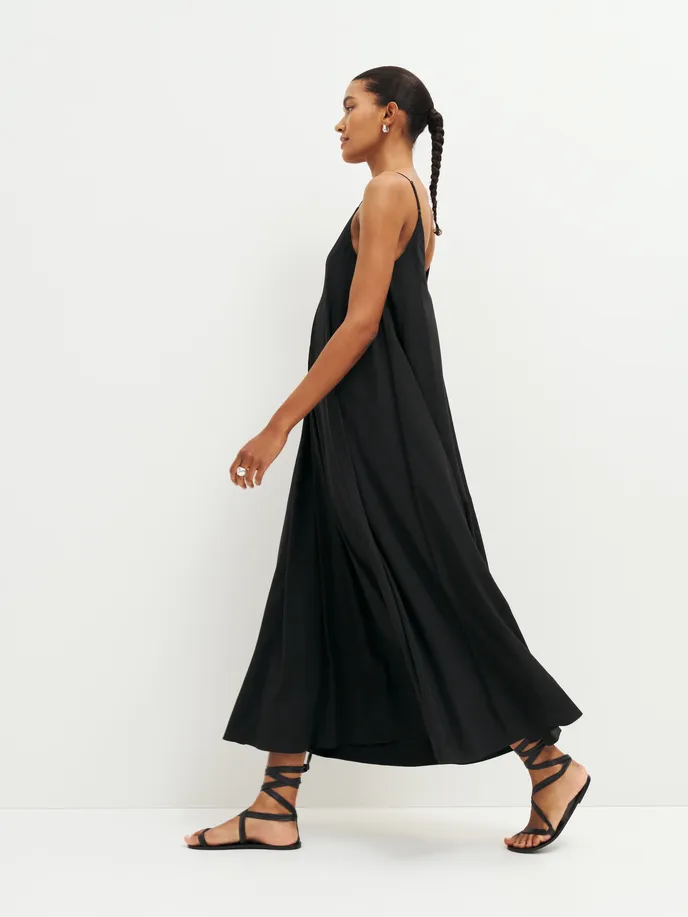Reformation, 6800 Kč, thereformation.com Reformation, 6800 Kč, thereformation.com