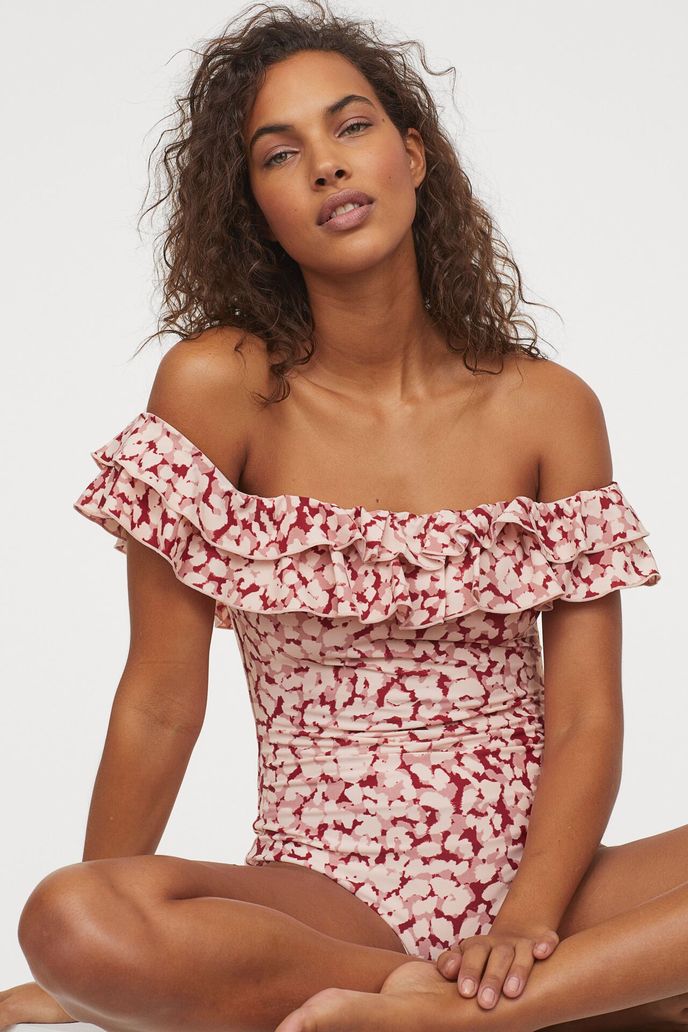 S odhalenými rameny, H&M, 999 Kč S odhalenými rameny, H&M, 999 Kč