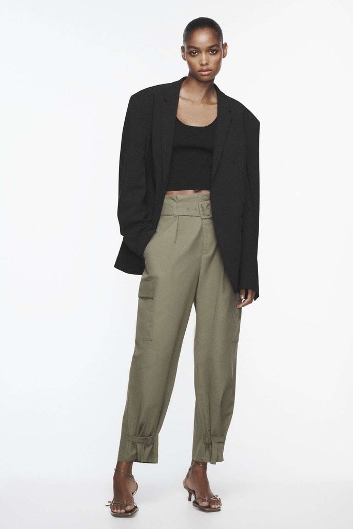 Kargo kalhoty, Zara, 999 Kč, zara.com Kargo kalhoty, Zara, 999 Kč, zara.com