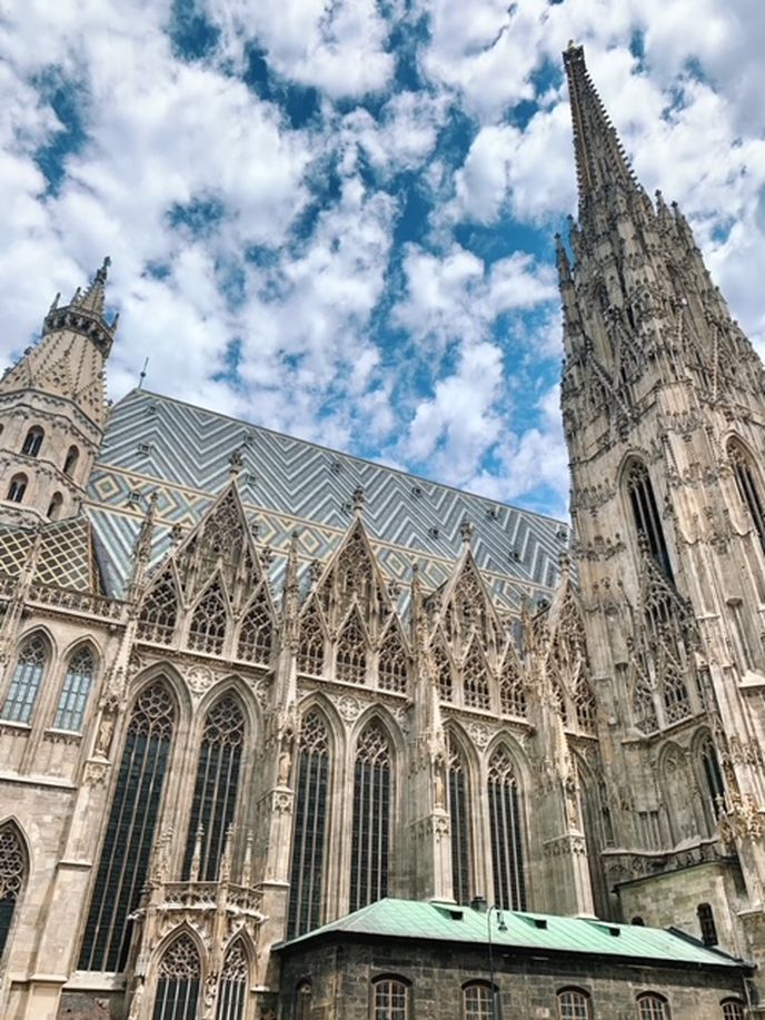 Nádherná katedrála Sv. Štěpána s proslulou „cik cak“ střechou. Určitě kolem ní nepůjdete jen jednou, náměstí Stephansplatz se totiž nechází v geografickém středu Vídně.