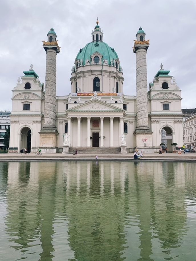 Kostel svatého Karla Boromejského (Karlskirche) – jedna z nejfotogeničtějších památek Vídně. Stavba se totiž krásně odráží v jezírku, které se před ní rozprostírá.