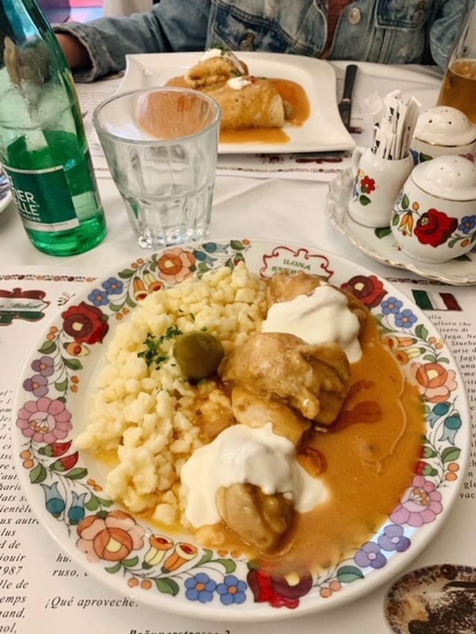 V rámci rozmanitosti a protože jsme národnostně smíšená rodina, jsme zašli i do tradiční maďarské restaurace Ilona Stuberl.
