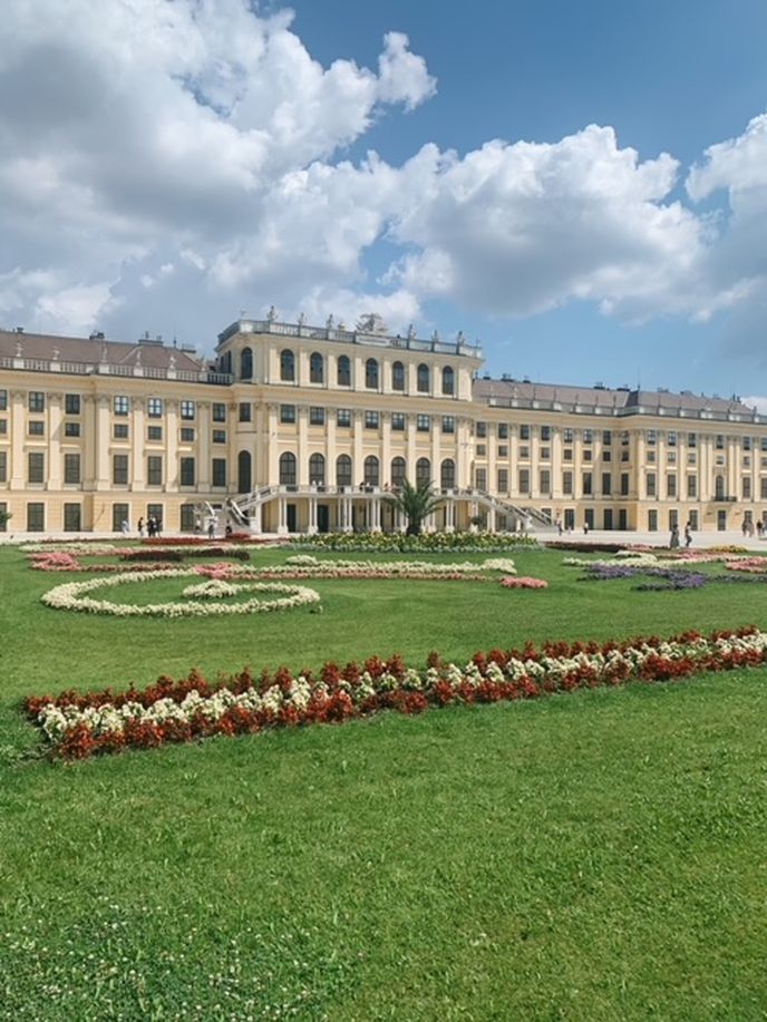 Majestátní barokní zámek Schönbrunn má celkem 1441 pokojů, z toho 45 je možné navštívit. Bydlela zde Marie Terezie i císařovna Sisi.