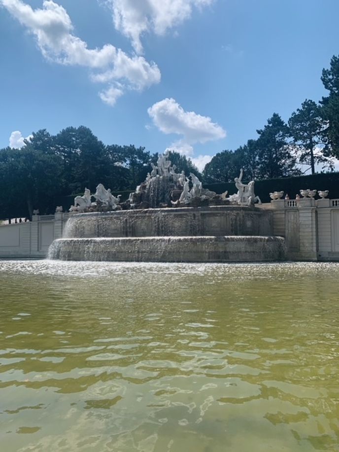 Neptunova kašna v Schönbrunnu. Nad ní se ještě tyčí Gloriet, památník vojákům monarchie. V areálu zámku najdete i přírodní labyrint nebo zoo, součástí obou je dětské hřiště.