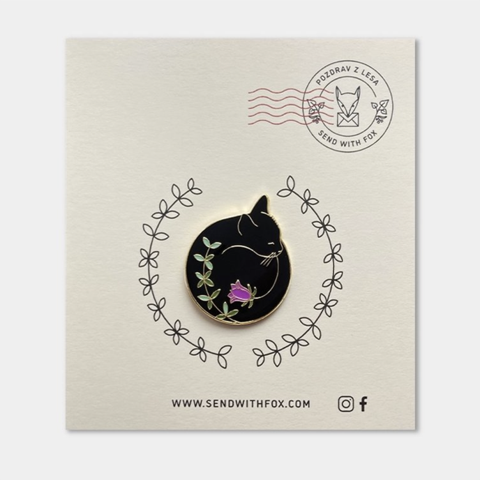 Smaltovaný odznáček s motivem černé spící kočky, Send With Fox, 179 korun, shop.czechdesign.cz