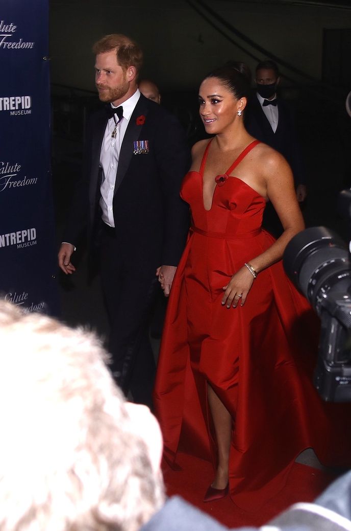 Meghan v roce 2021 na galavečer v předvečer Dne válečných veteránů v New Yorku oblékla odvážnou rudou večerní róbu. Meghan v roce 2021 na galavečer v předvečer Dne válečných veteránů v New Yorku oblékla odvážnou rudou večerní róbu.
