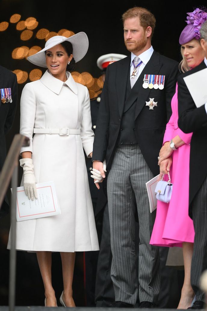 V elegantním bílém kabátě doplněném o rukavičky a nezbytný klobouk dorazila Meghan na bohoslužbu u příležitosti 70. výročí korunovace Alžběty II. V elegantním bílém kabátě doplněném o rukavičky a nezbytný klobouk dorazila Meghan na bohoslužbu u příležitosti 70. výročí korunovace Alžběty II.