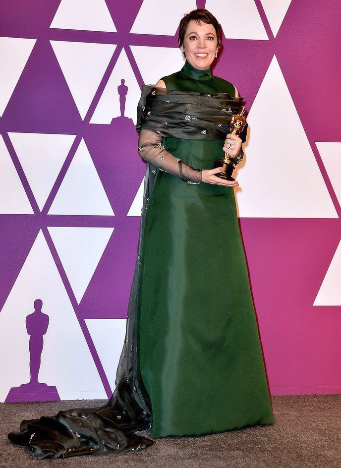 Olivia Colman v šatech Prada, 2019