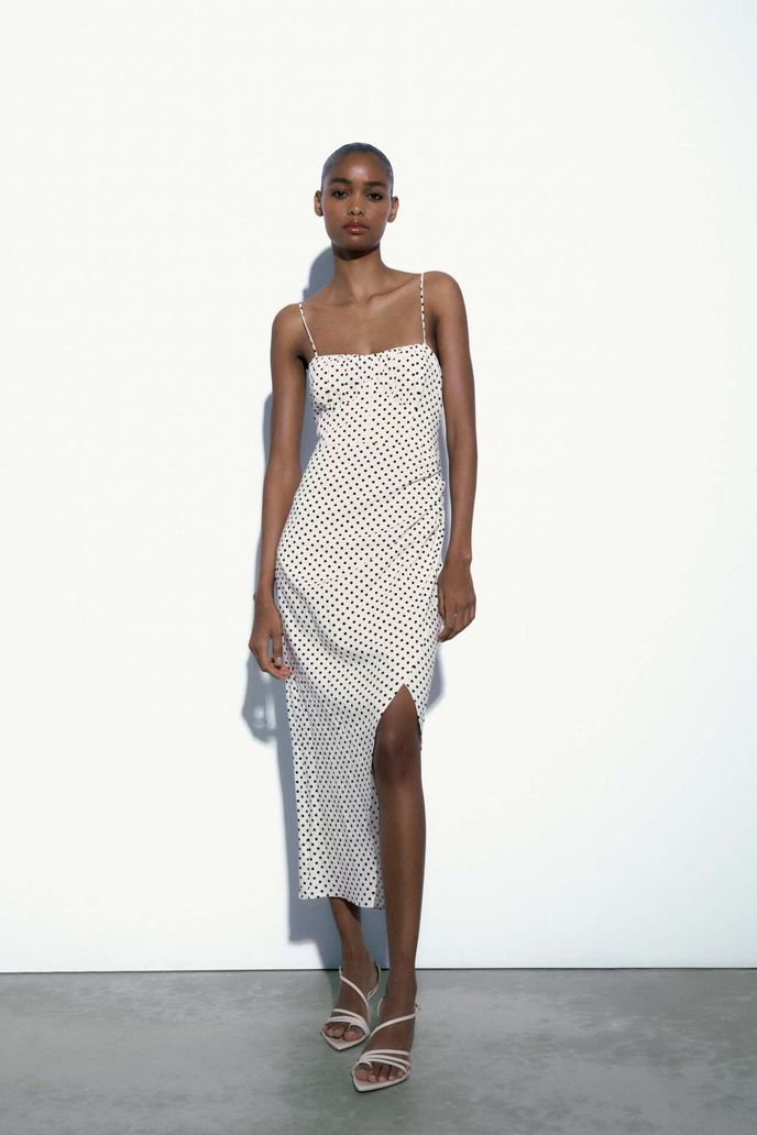 Puntíkaté šaty, Zara, 799 Kč, zara.com Puntíkaté šaty, Zara, 799 Kč, zara.com