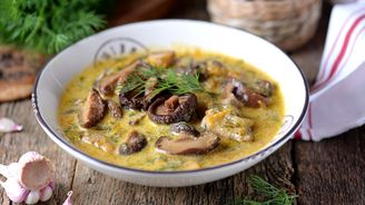 Už nevíte, co s houbami? Podzimní polévka s bylinkami a sýrem vás zasytí!