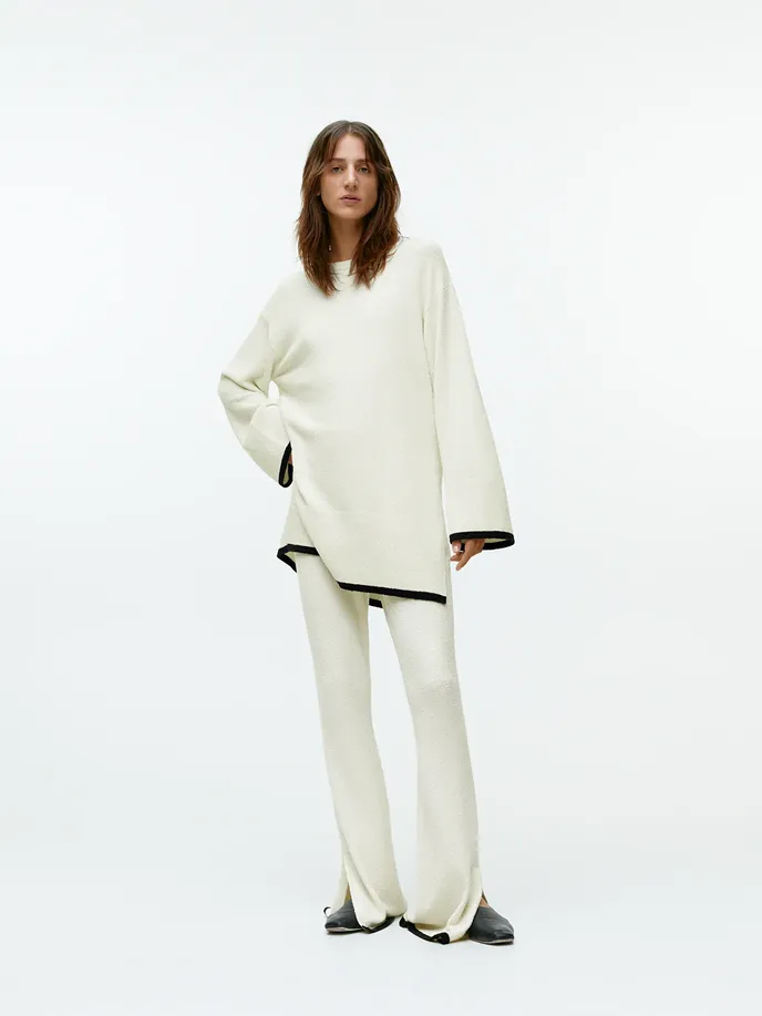 Buklé top, 69 eur, kalhoty, 59 eur, Arket, arket.com Buklé top, 69 eur, kalhoty, 59 eur, Arket, arket.com