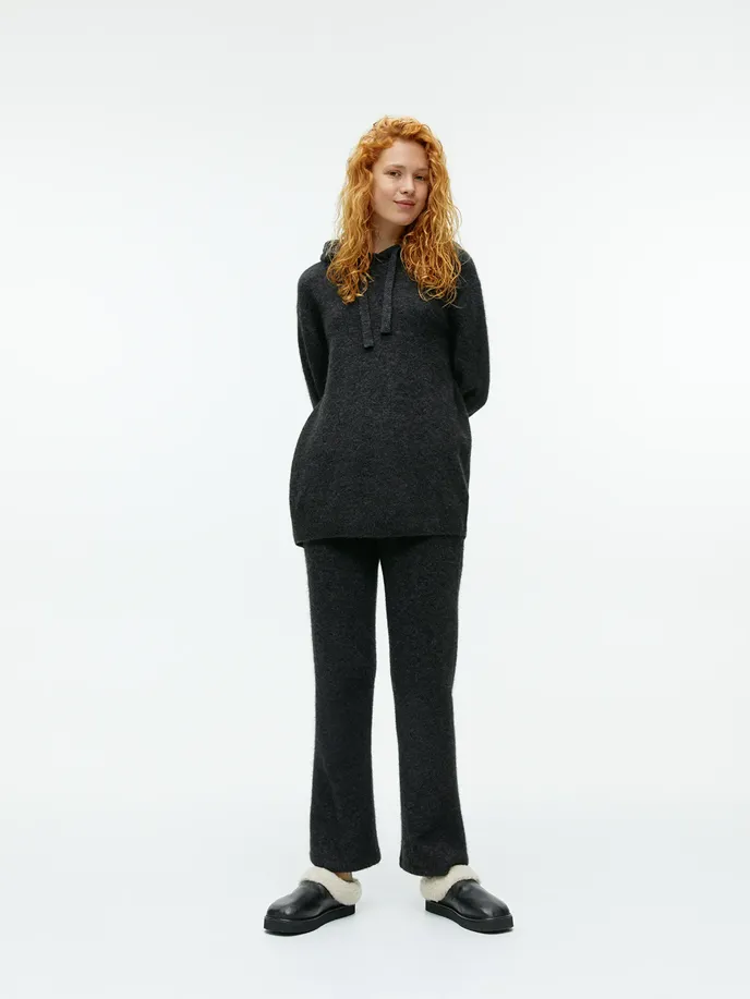Hoodie, 89 eur, kalhoty, 89 eur, Arket, arket.com Hoodie, 89 eur, kalhoty, 89 eur, Arket, arket.com