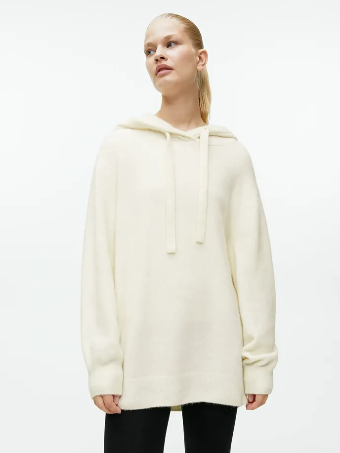 Hoodie s alpakou, Arket, 89 eur, arket.com Hoodie s alpakou, Arket, 89 eur, arket.com
